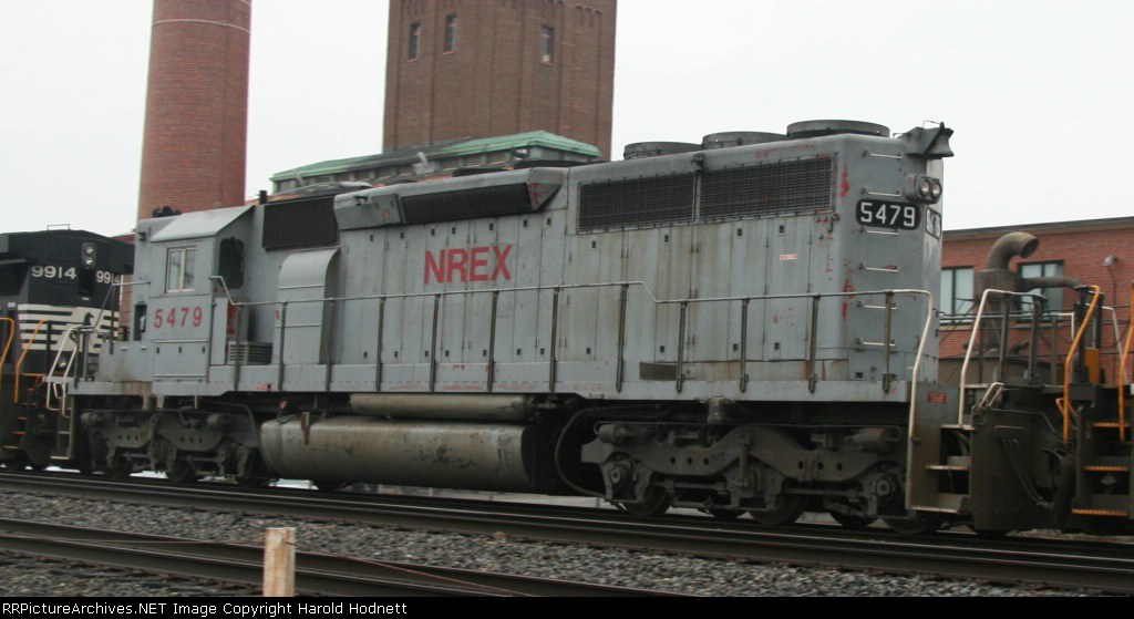 NREX 5479 heads north on an NS train